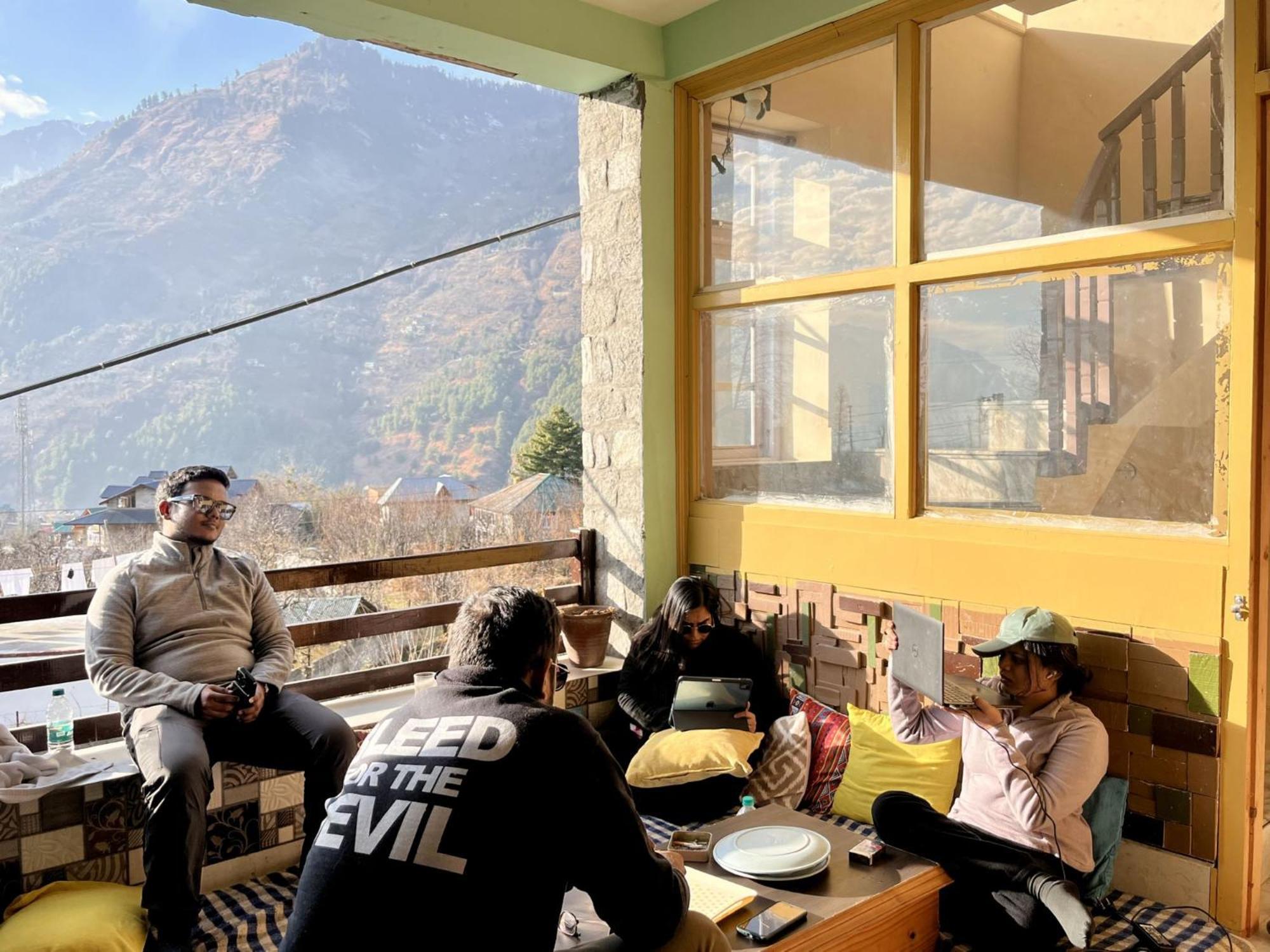 Fluestern Hostel And Cafe Nagar  Exteriér fotografie
